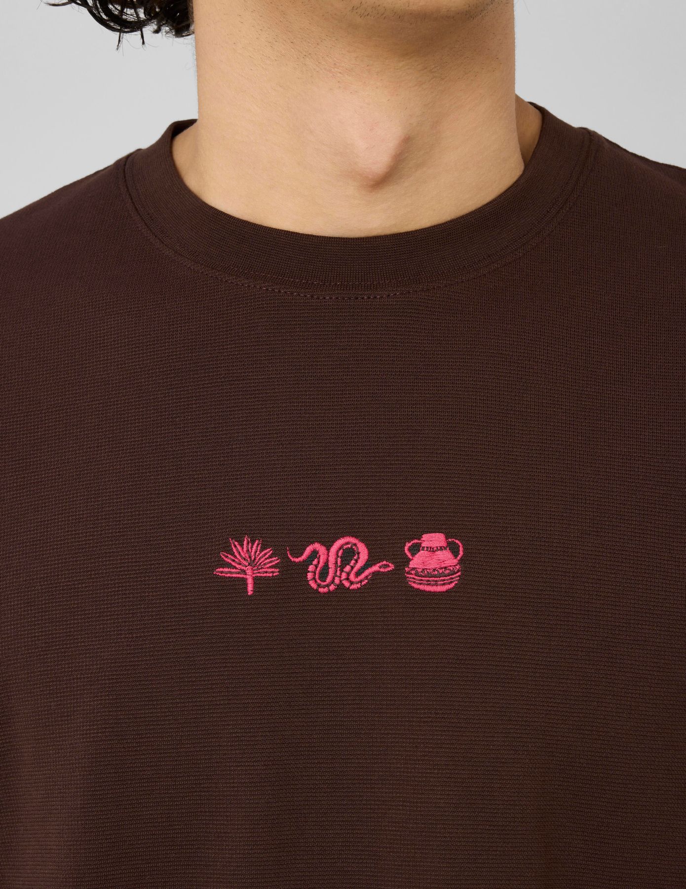 T-shirt broderie poitrine