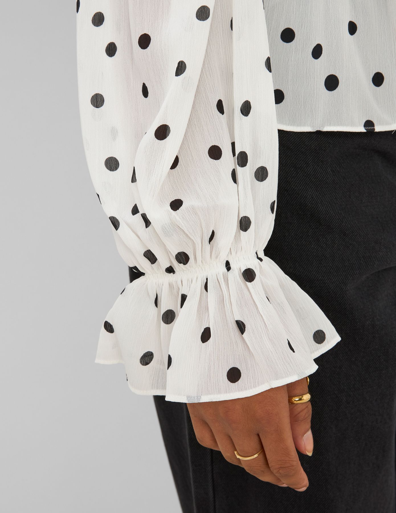 Blouse &agrave; volants motif pois