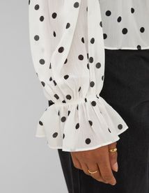 Blouse &agrave; volants motif pois