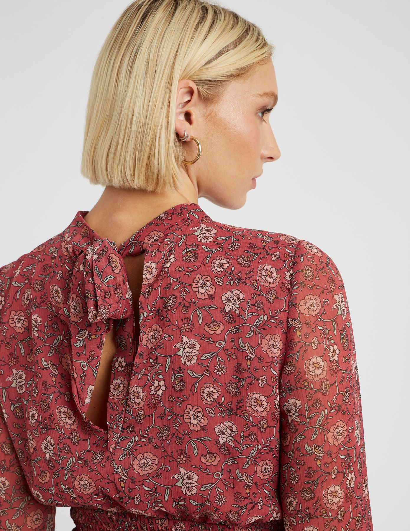Robe courte imprimée col montant