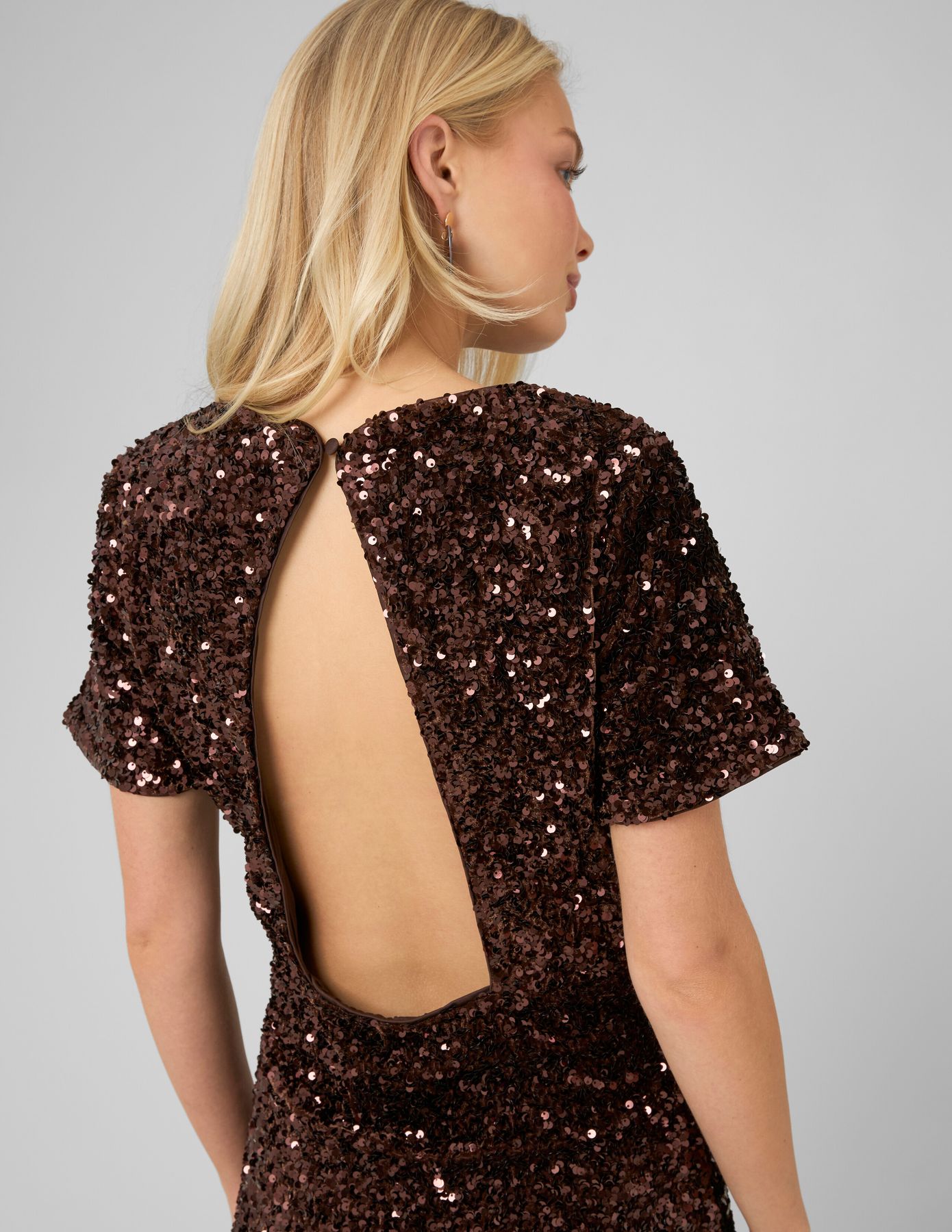 Robe courte &agrave; sequins