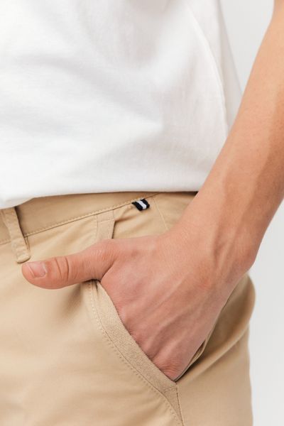 Pantalon chino ajusté