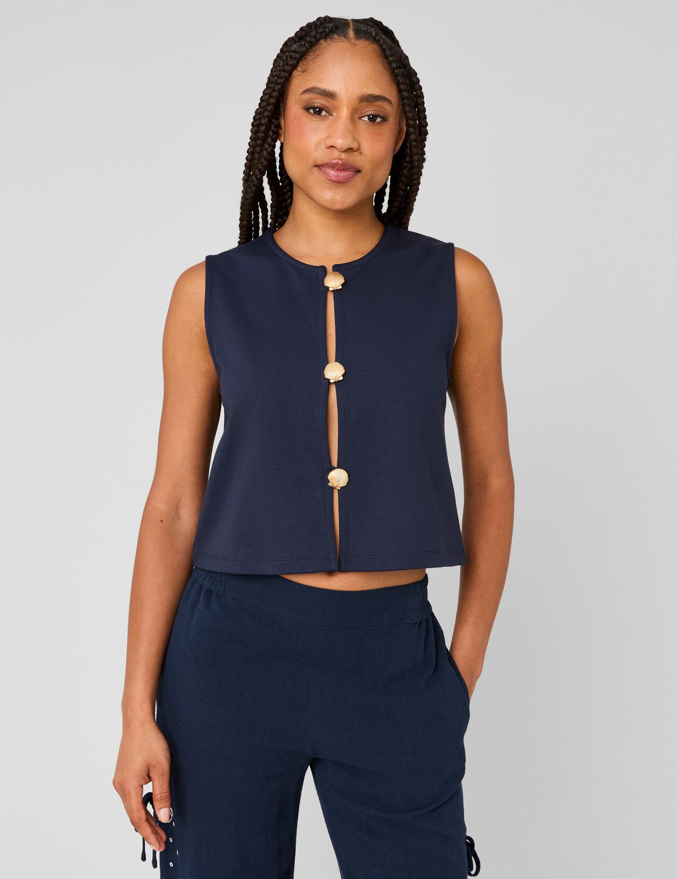 Top avec d&eacute;tails de boutons dor&eacute;s