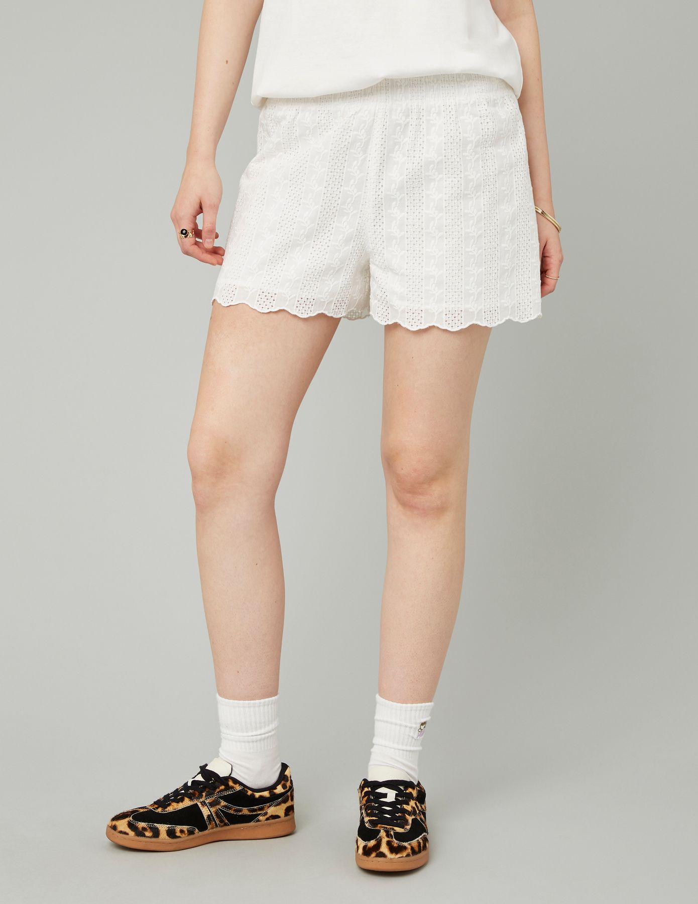 Short broderie anglaise