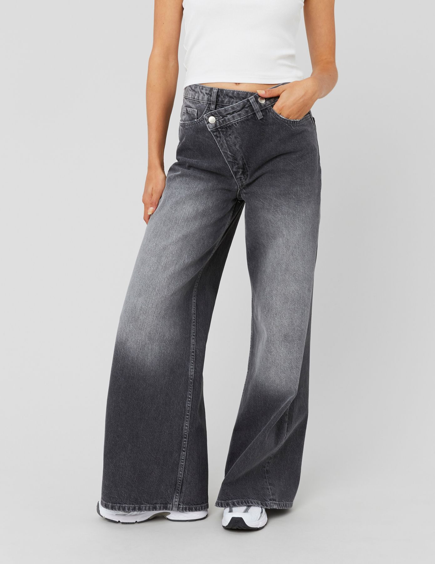 Jean wide leg ceinture asym&eacute;trique