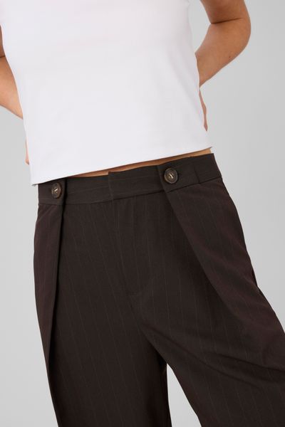 Pantalon ray&eacute; &agrave; pince