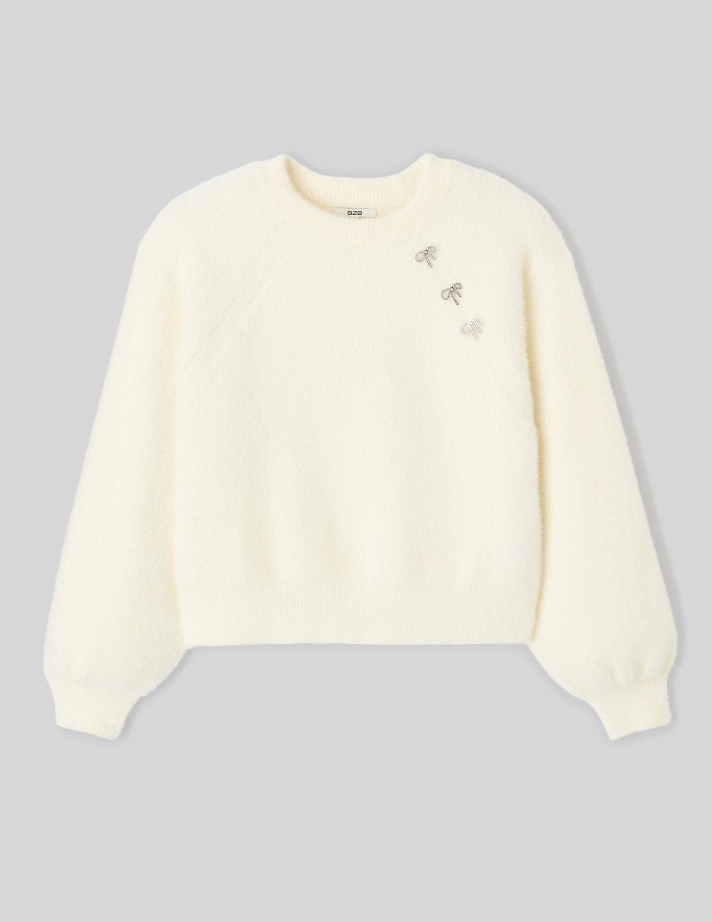 Pull fluffy boutons bijoux