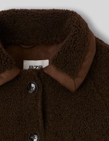 Veste en sherpa d&eacute;tails su&eacute;dine