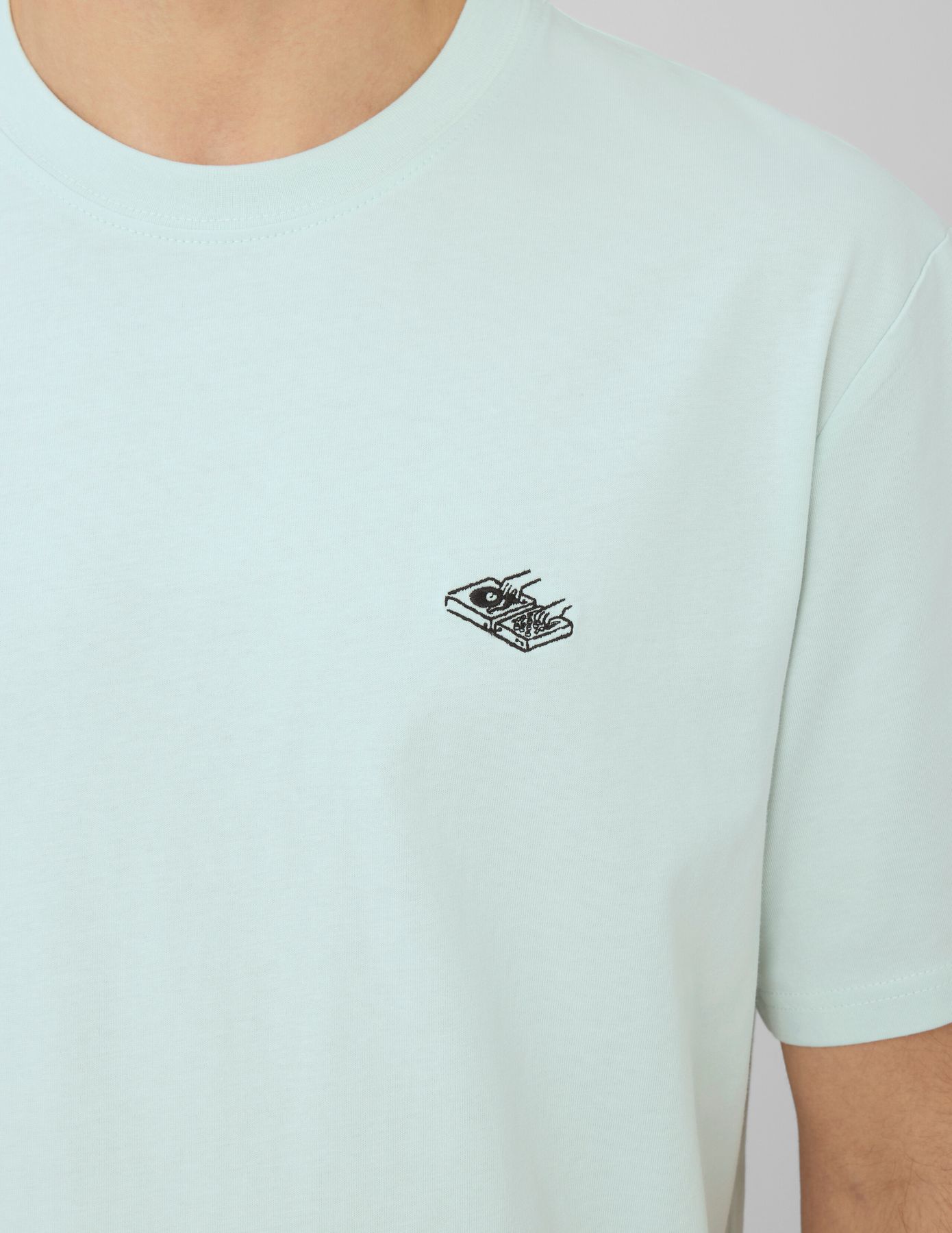 T-shirt broderie poitrine