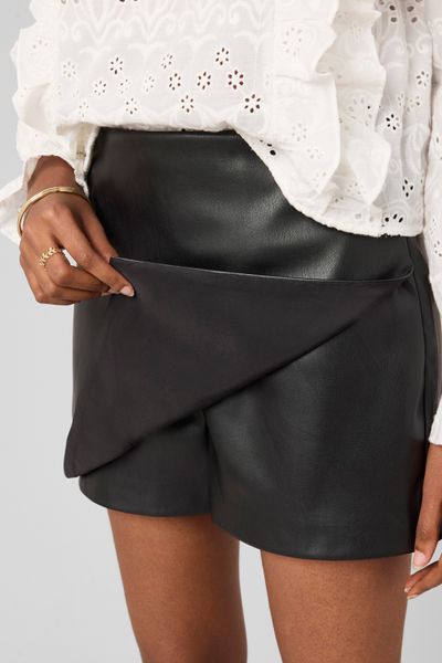 Jupe short en tissu enduit