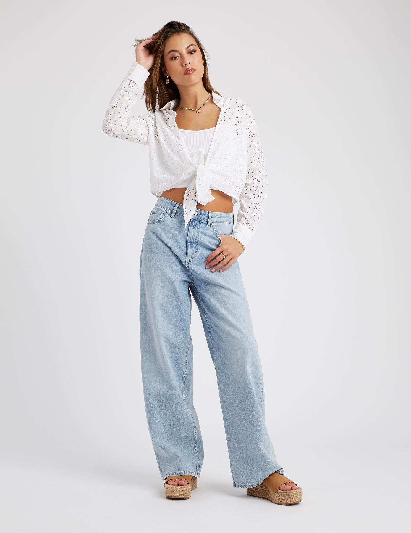 Chemise à nouer en broderie anglaise