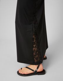 Robe longue avec empi&egrave;cements en dentelle