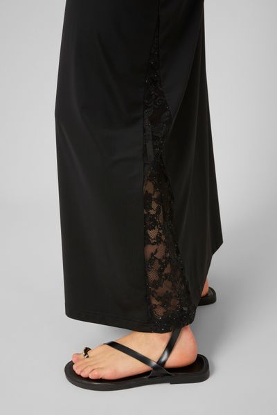 Robe longue avec empi&egrave;cements en dentelle