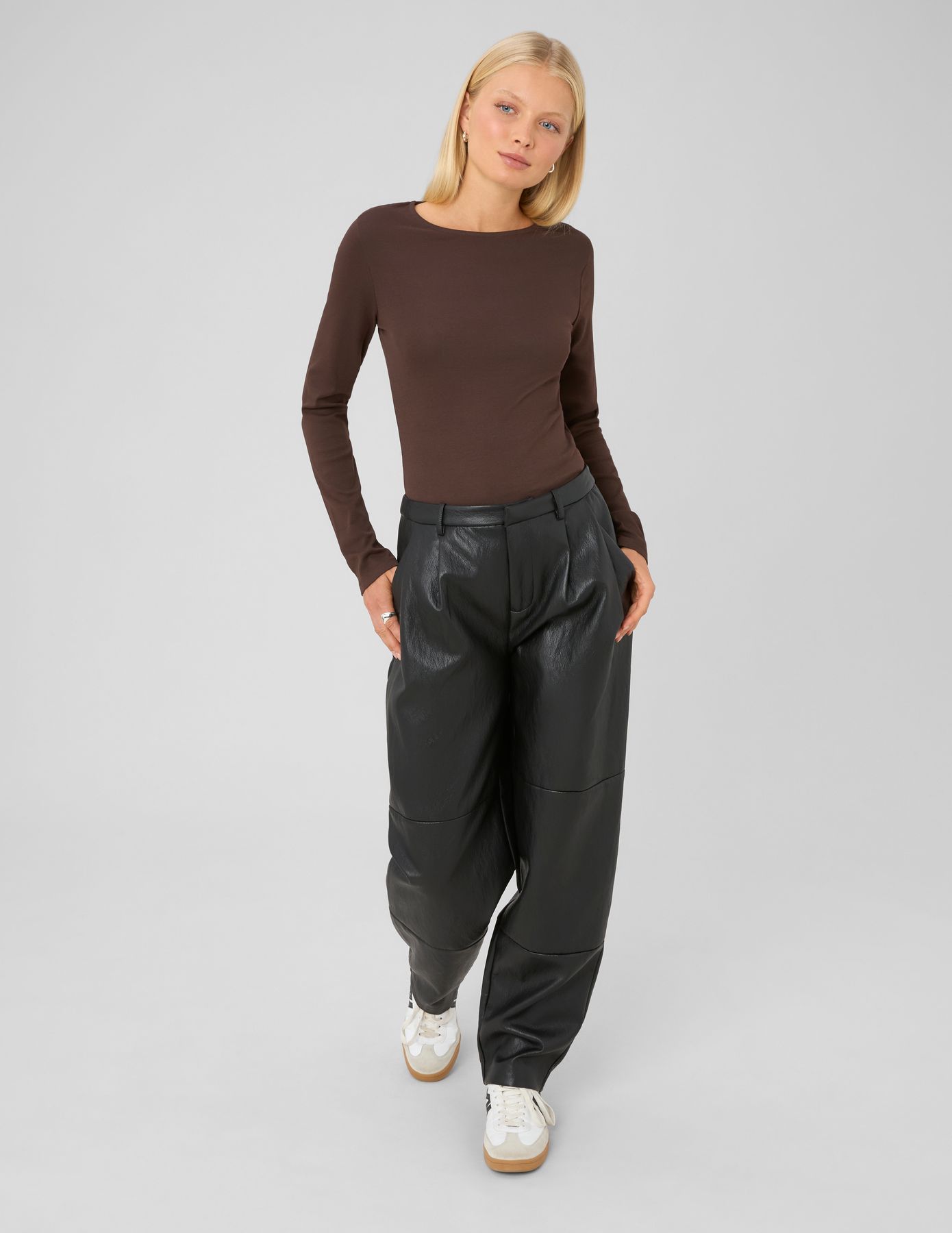 Pantalon en tissu enduit &agrave; pinces