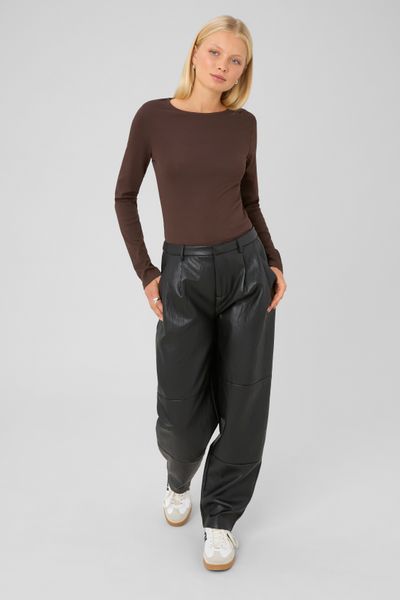Pantalon en tissu enduit &agrave; pinces