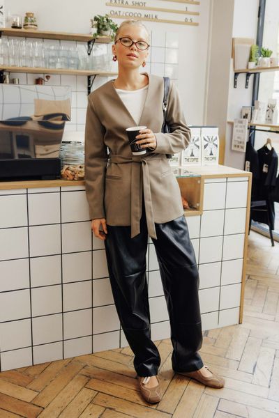 Pantalon en tissu enduit &agrave; pinces