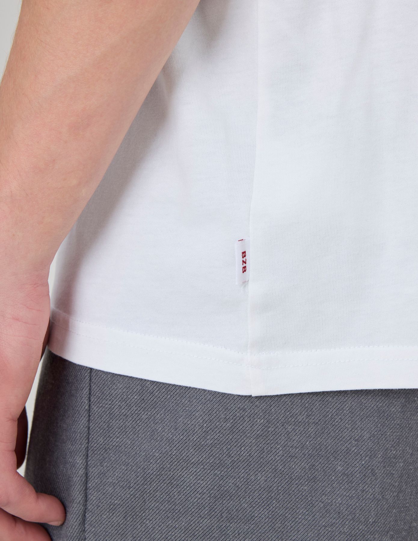 T-shirt broderie poitrine