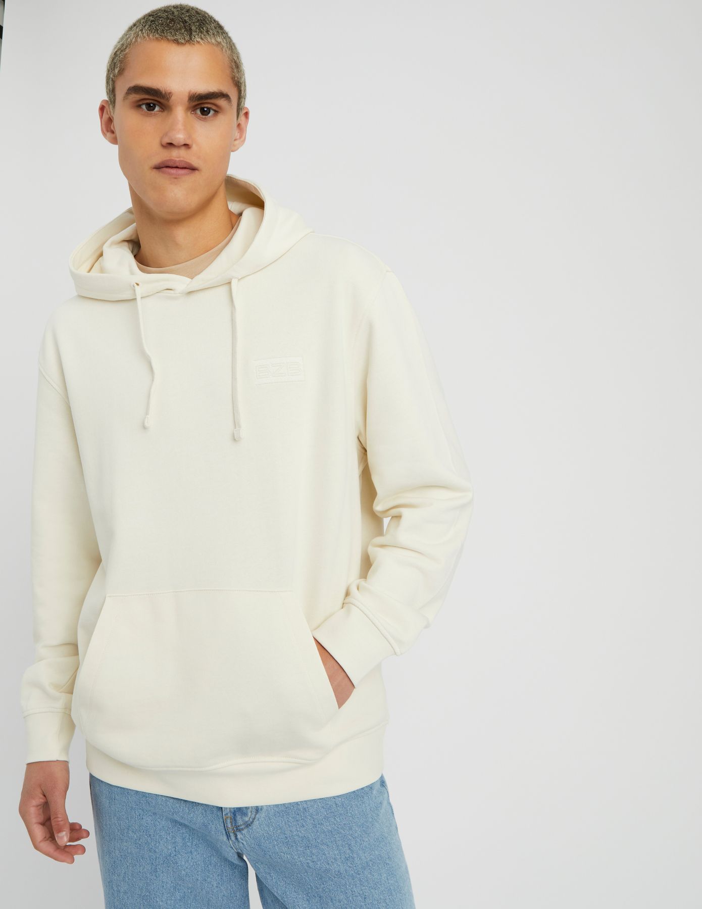 Sweat brod&eacute; &agrave; capuche