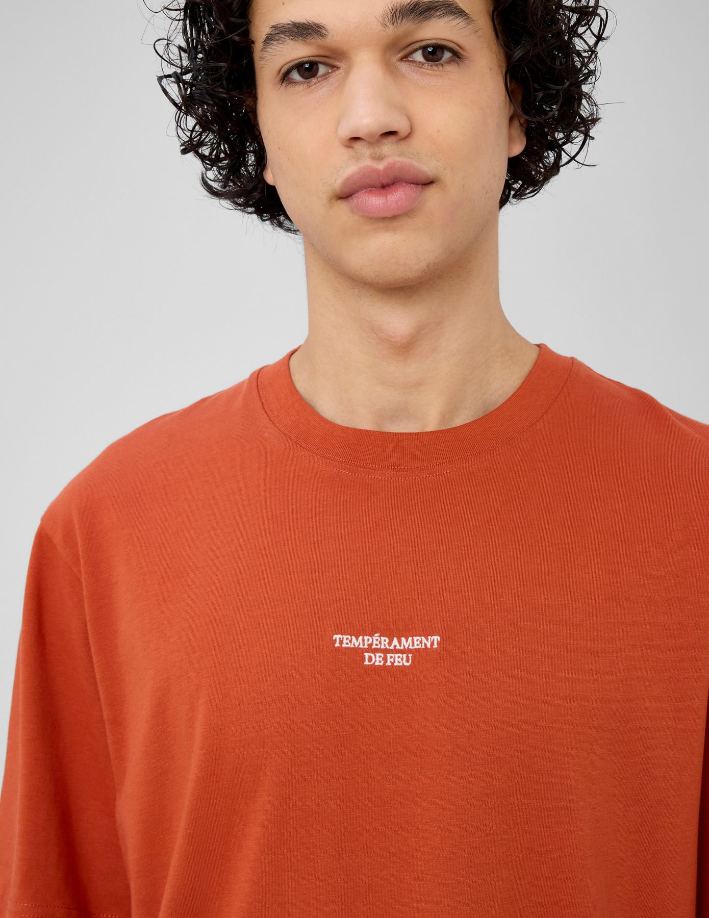 T-shirt broderie poitrine