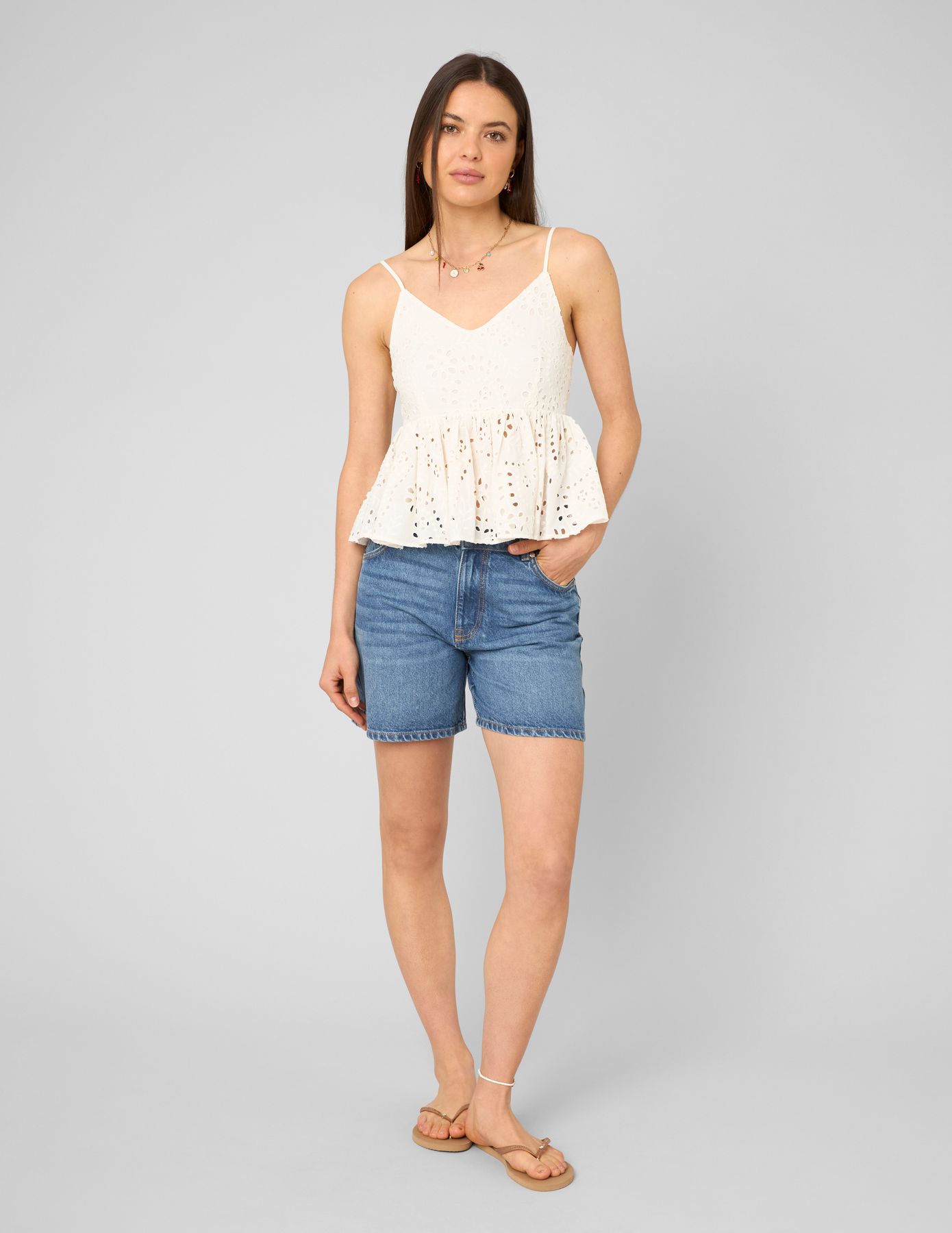 Top fines bretelles en broderie anglaise