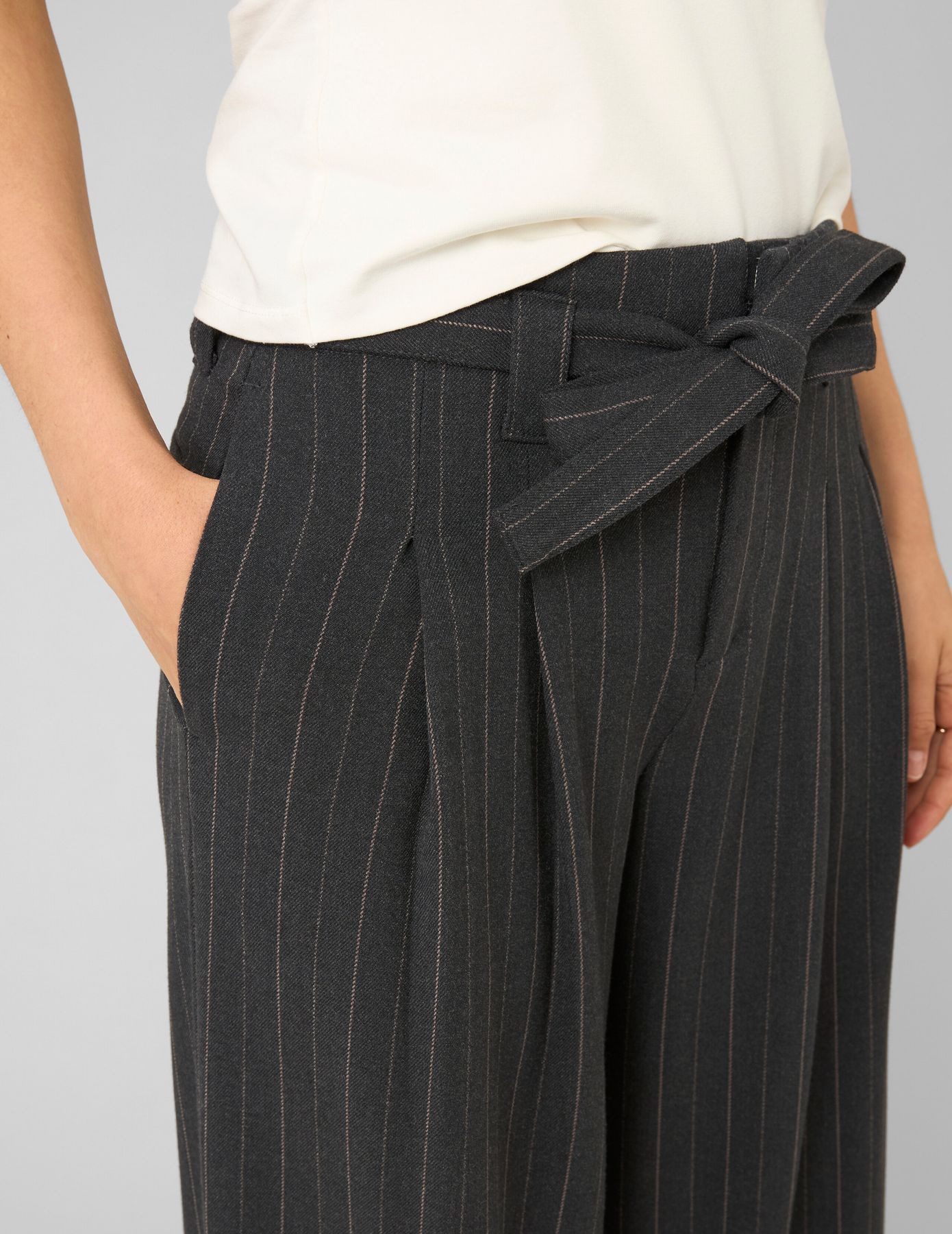 Pantalon en flanelle ceintur&eacute; &agrave; rayures