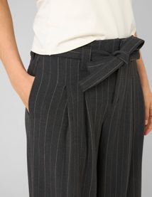 Pantalon en flanelle ceintur&eacute; &agrave; rayures