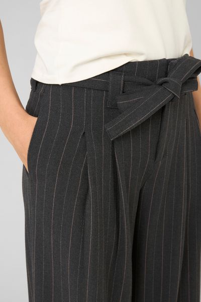 Pantalon en flanelle ceintur&eacute; &agrave; rayures