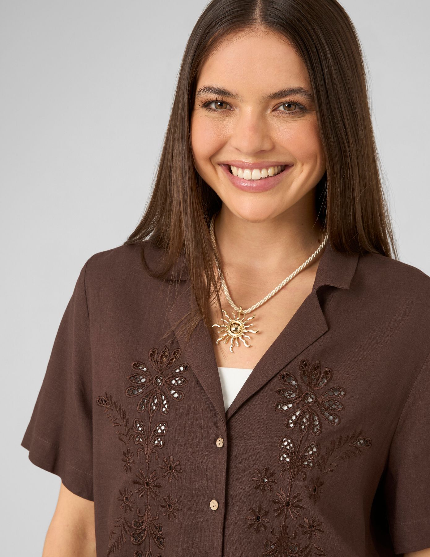 Chemise brod&eacute;e ajour&eacute;e