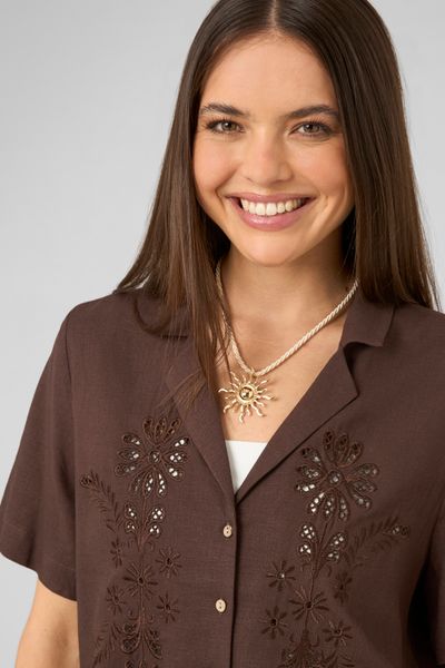 Chemise brod&eacute;e ajour&eacute;e