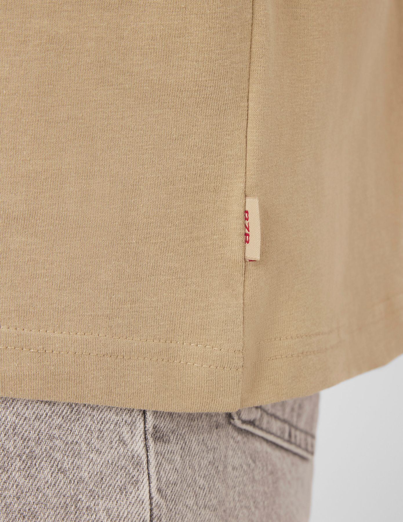 T-shirt broderie poitrine