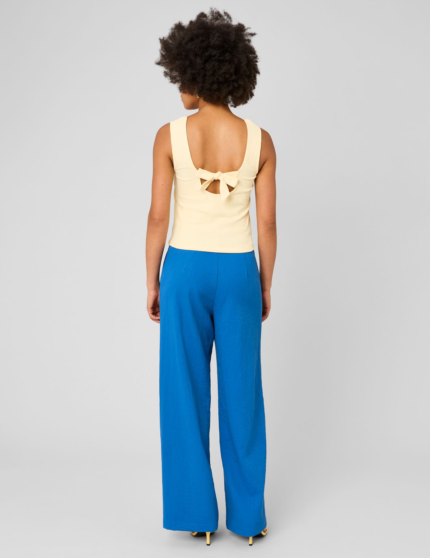 D&eacute;bardeur avec d&eacute;tail de n&oelig;ud au dos