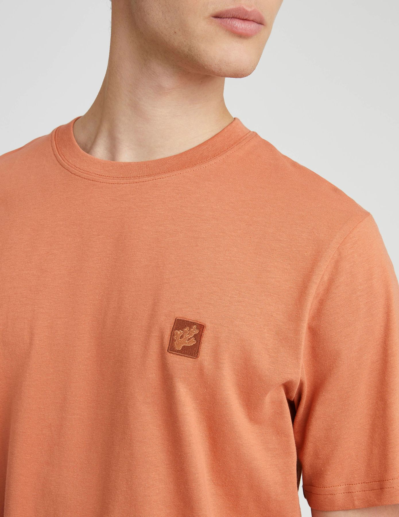 T-shirt broderie poitrine