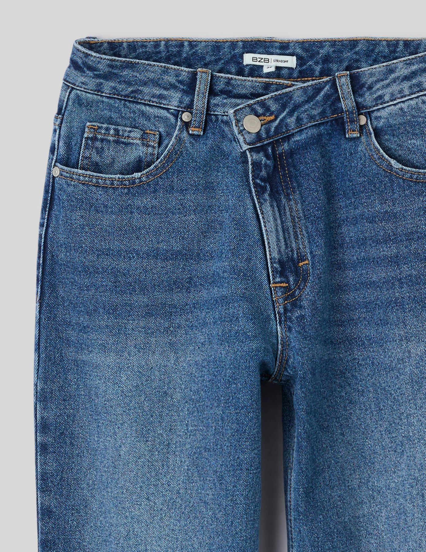 Jean straight ceinture asym&eacute;trique