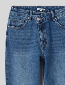 Jean straight ceinture asym&eacute;trique