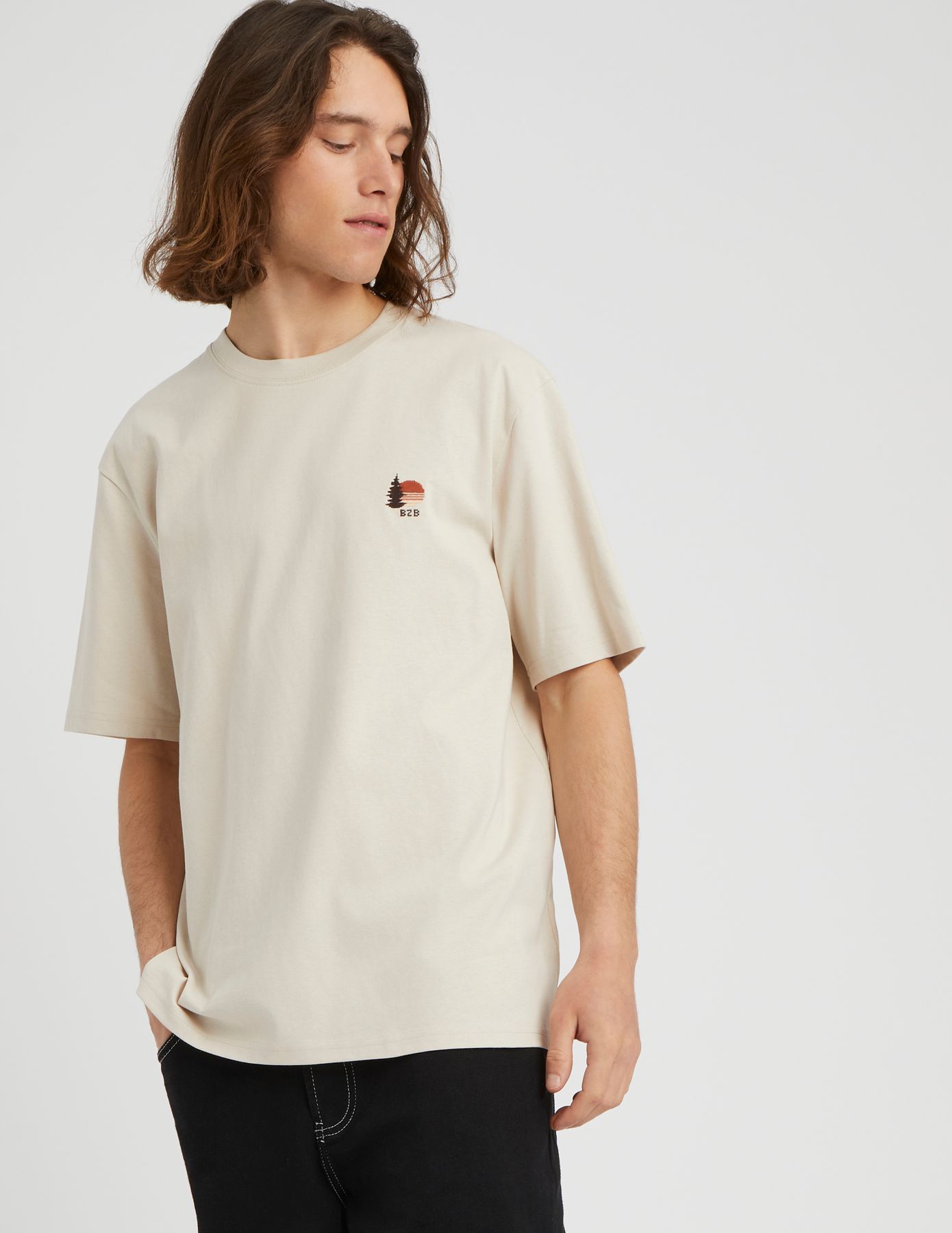 T-shirt broderie poitrine