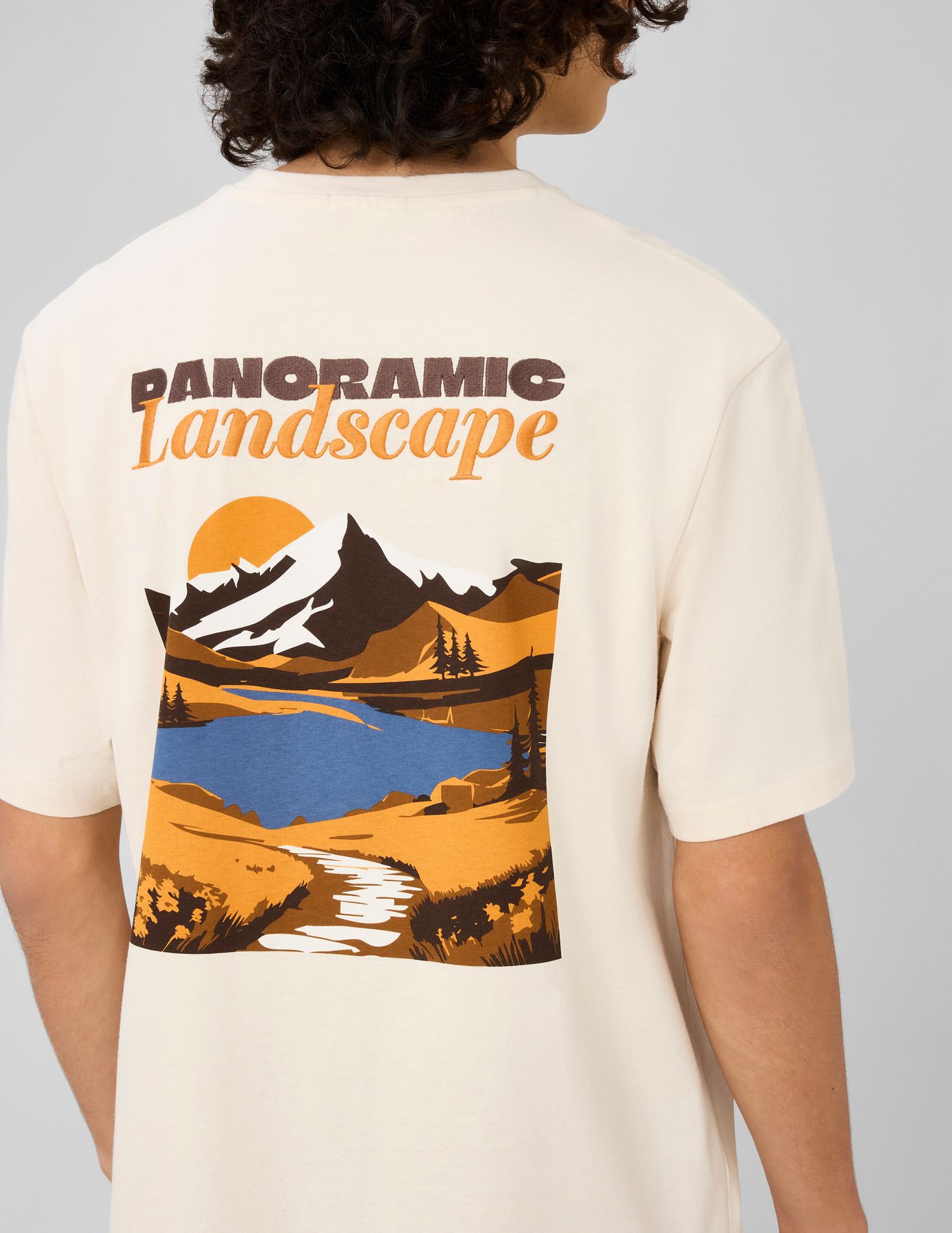T-shirt imprim&eacute; et brod&eacute;