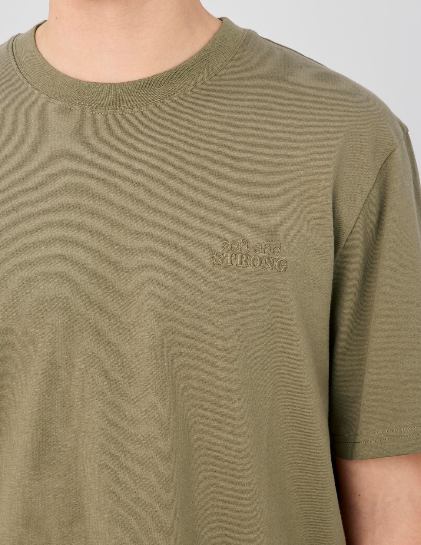 T-shirt broderie poitrine