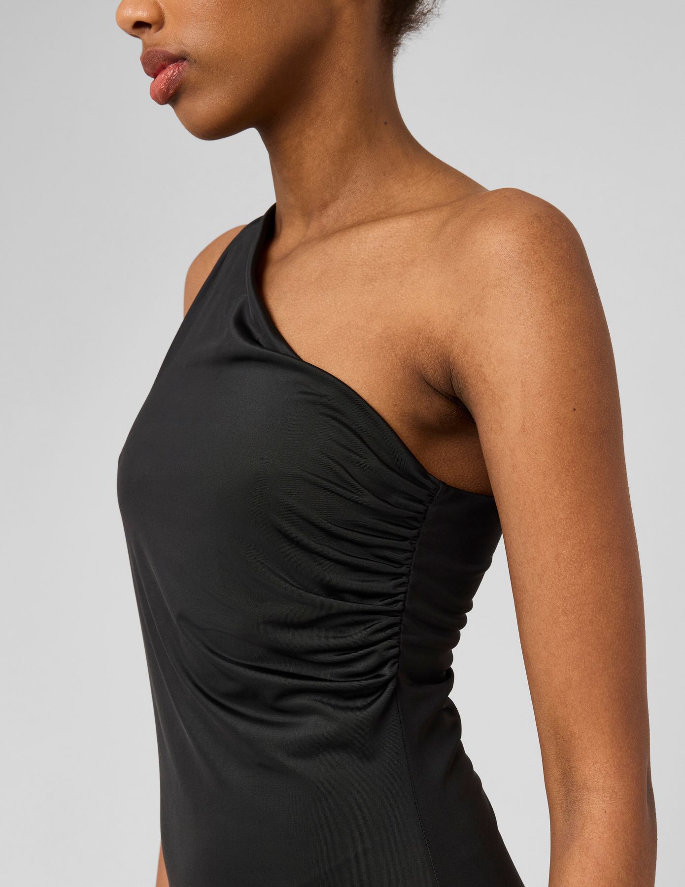 Robe longue &eacute;paule d&eacute;nud&eacute;e