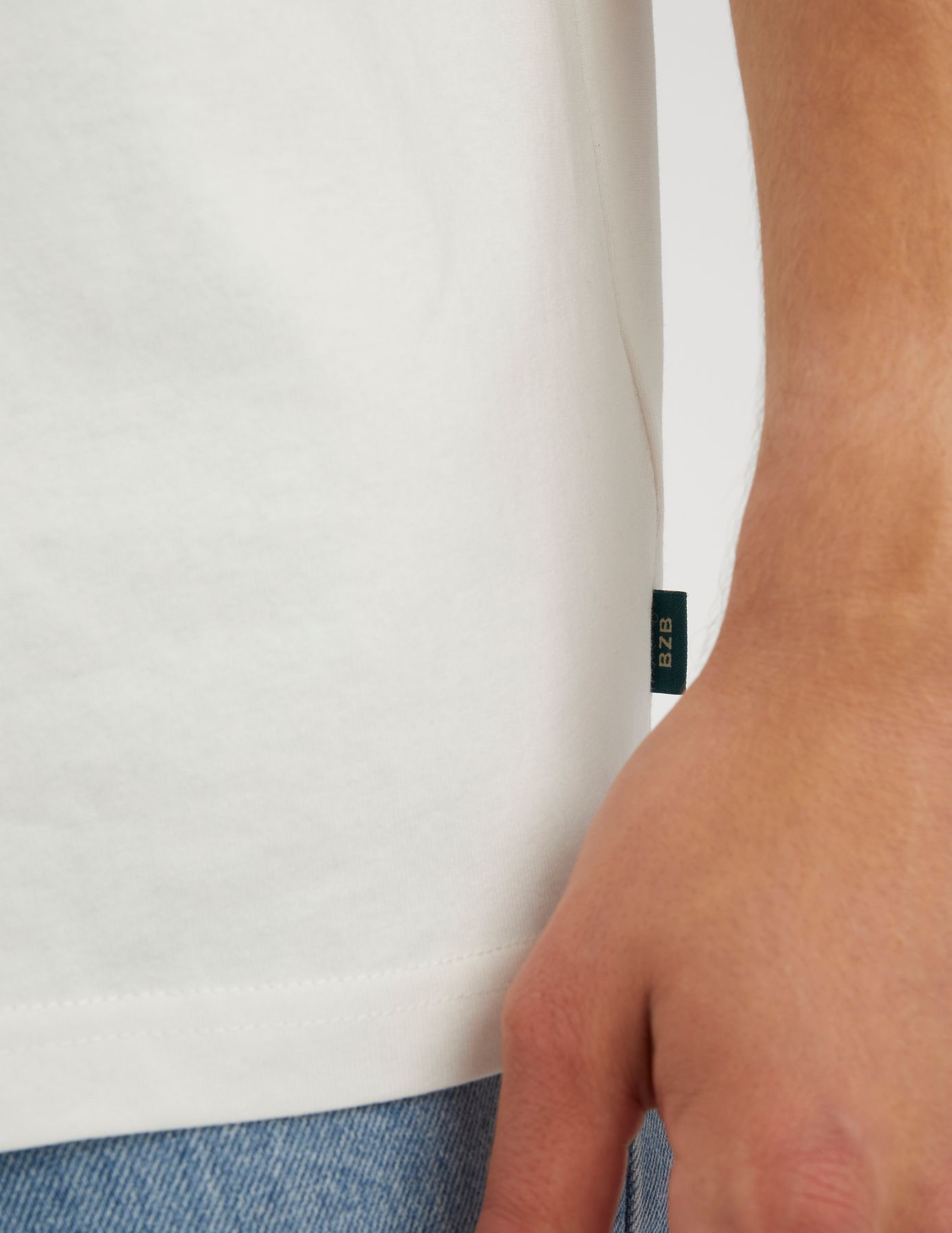 T-shirt broderie poitrine