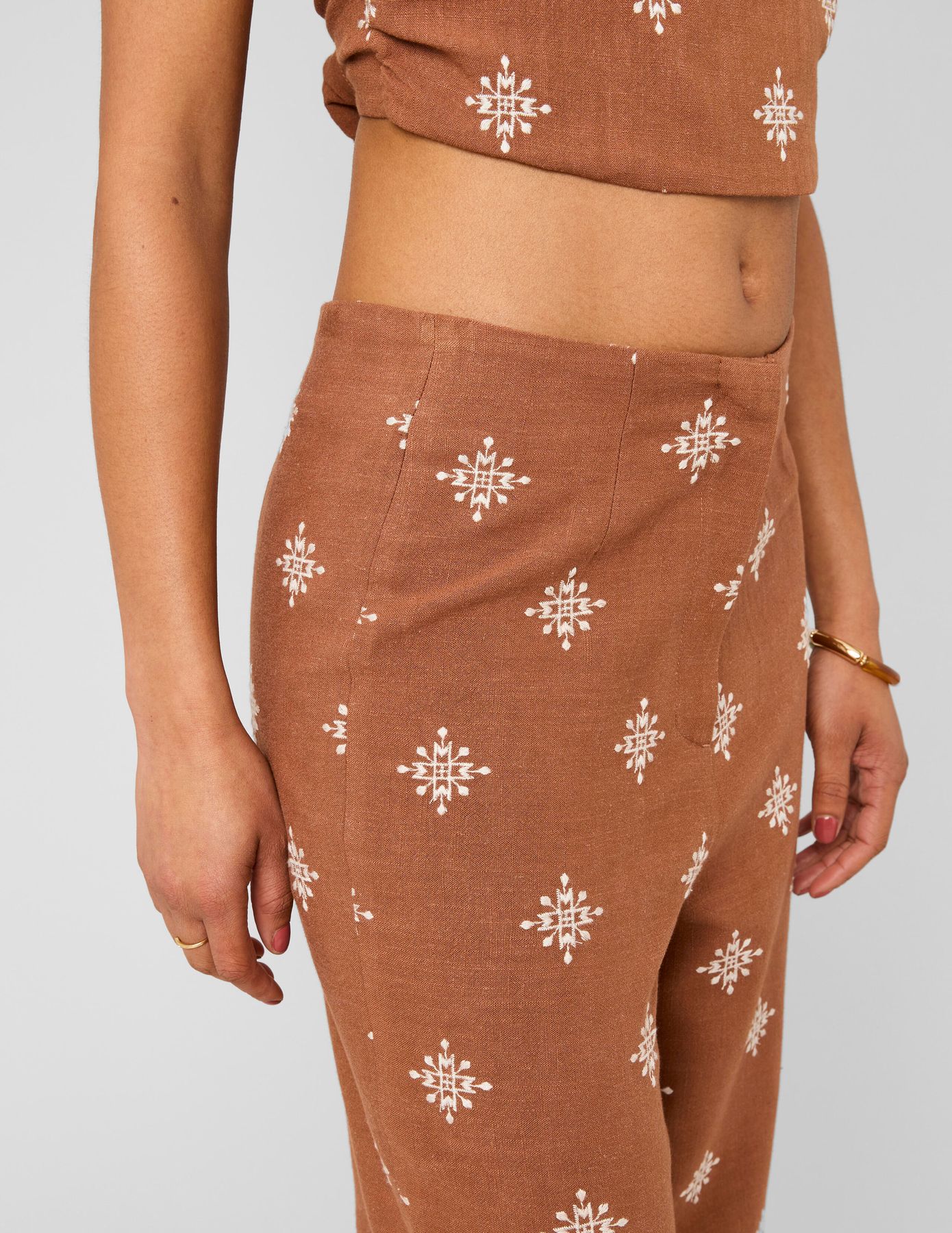 Pantalon brod&eacute;