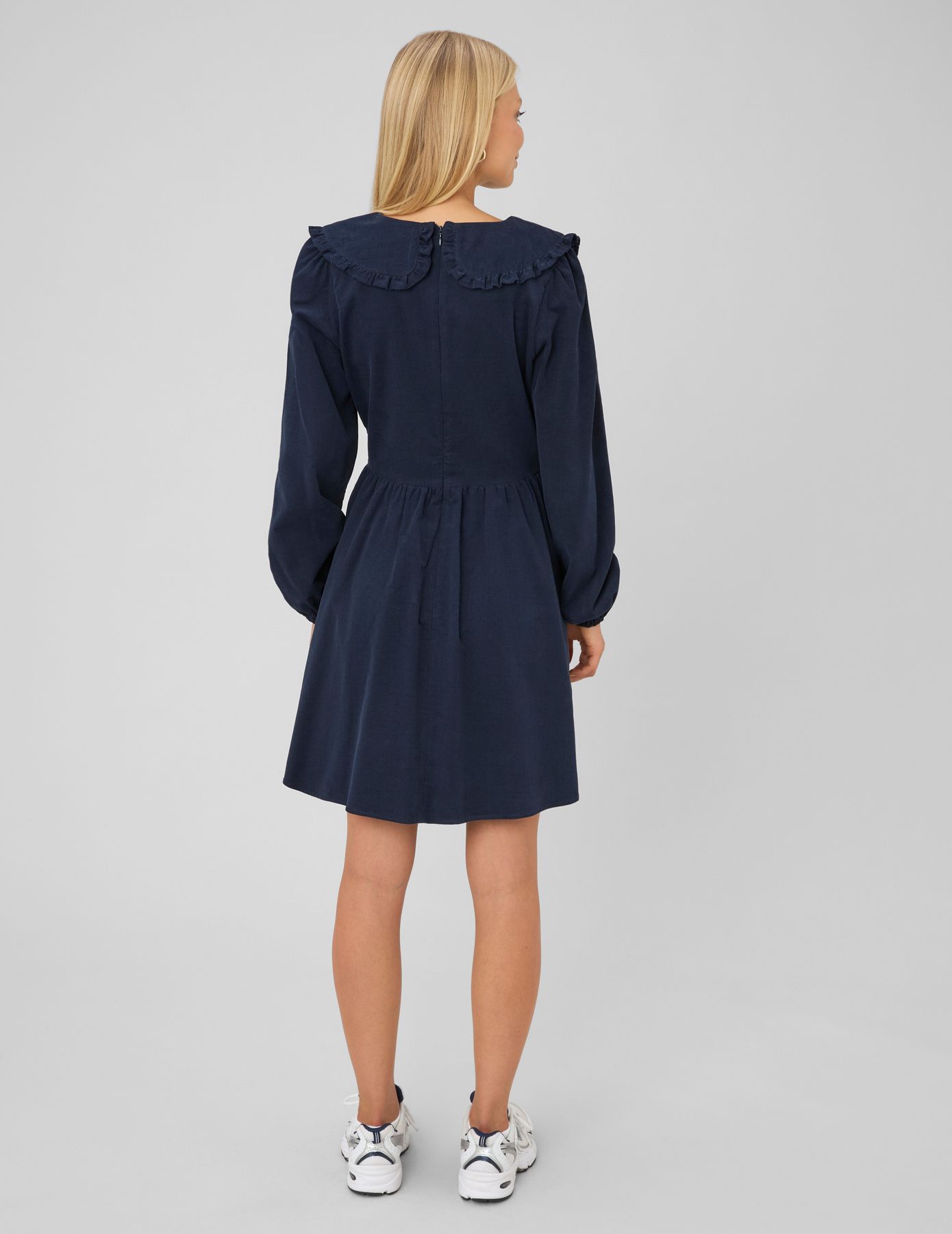 Robe &agrave; col volant&eacute;
