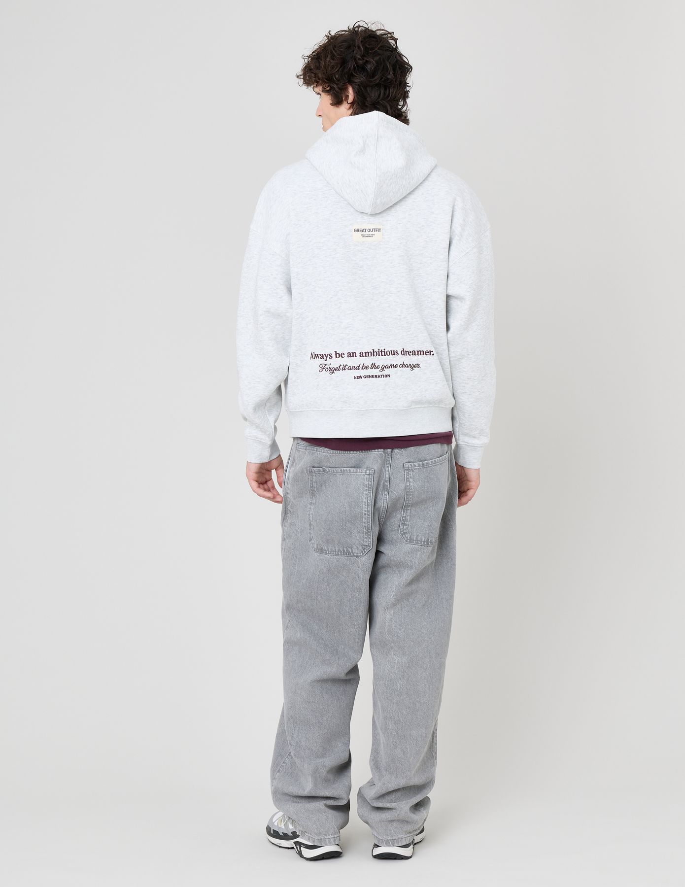 Sweat capuche broderie devant/dos