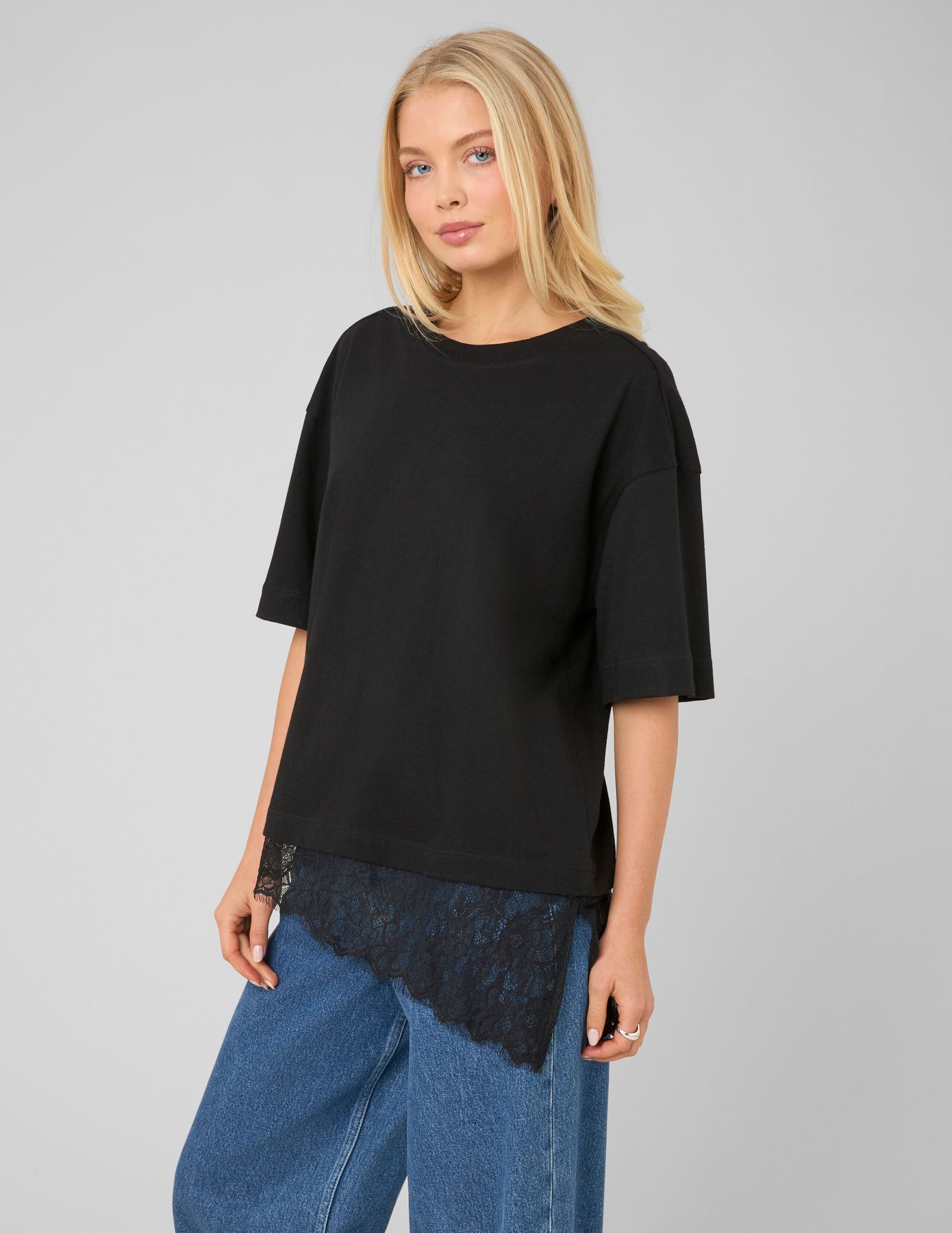 T-shirt avec empi&egrave;cement en dentelle