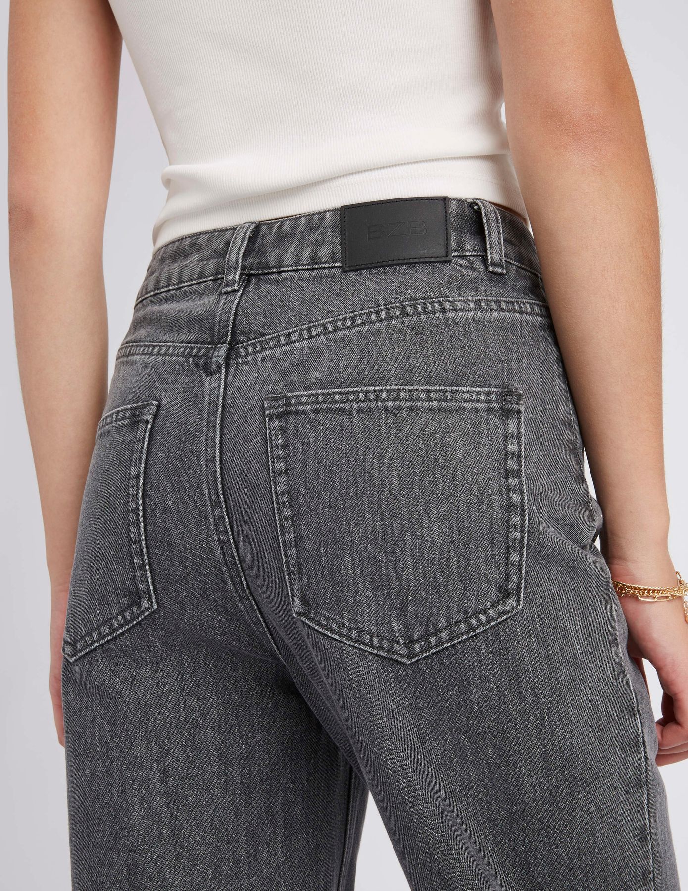 Jean straight &agrave; strass