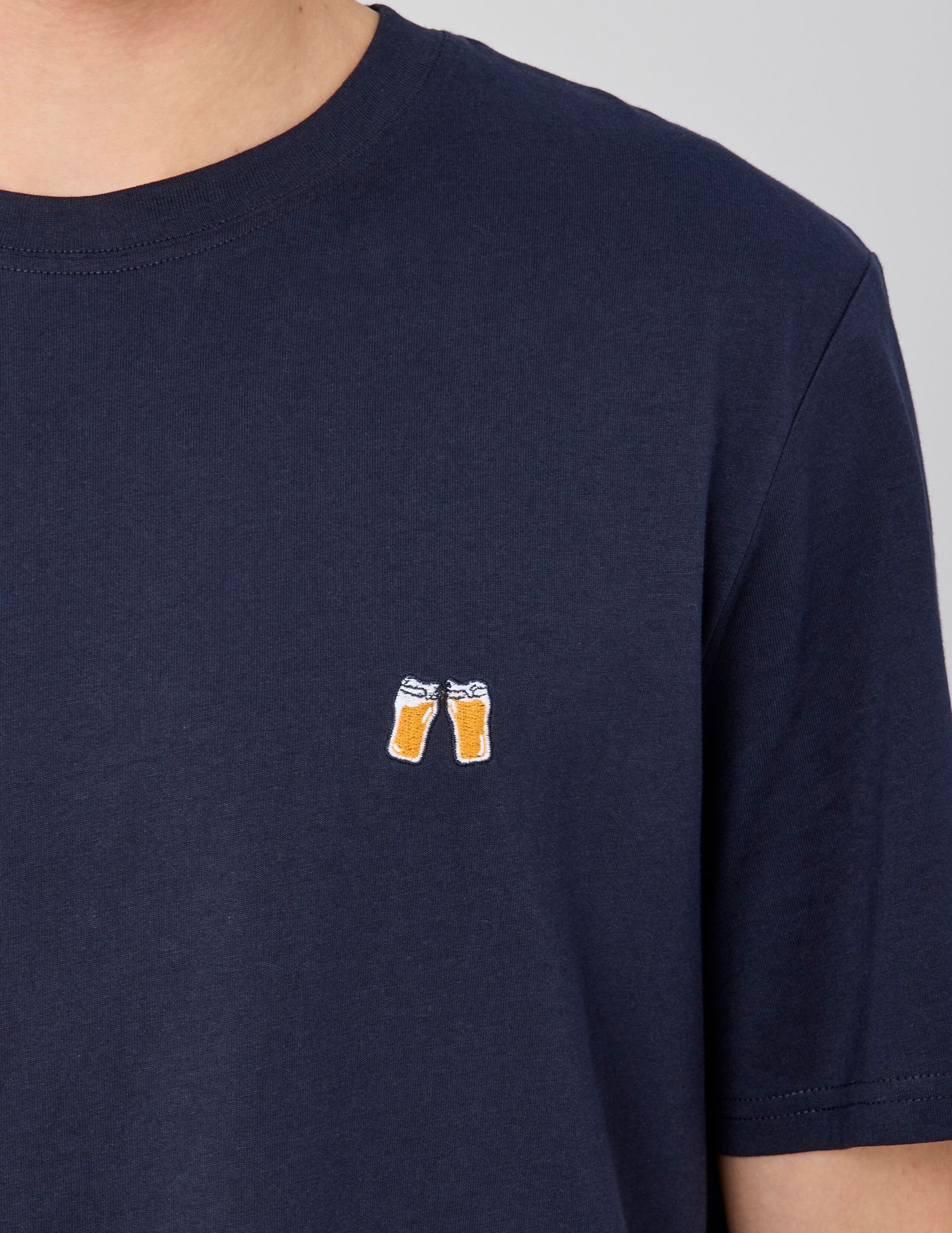 T-shirt broderie poitrine