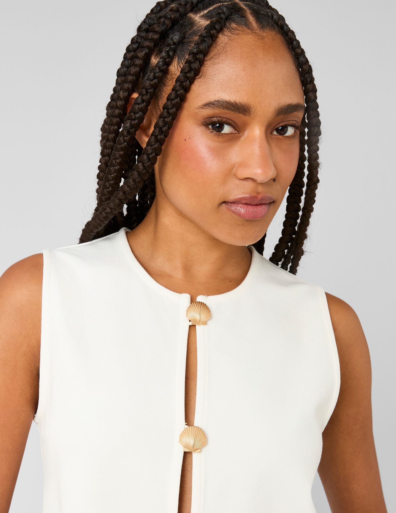 Top avec d&eacute;tails de boutons dor&eacute;s