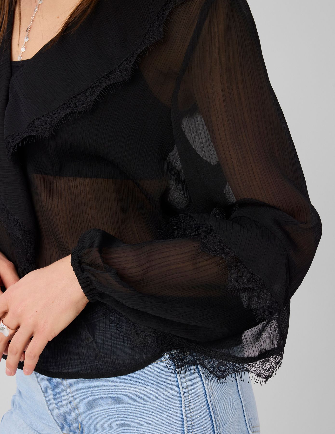 Blouse &agrave; volants et dentelle