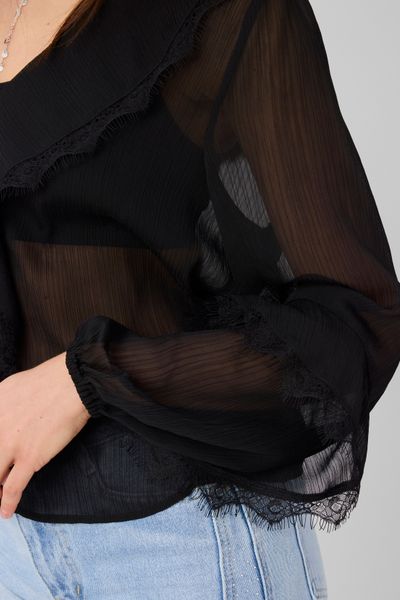 Blouse &agrave; volants et dentelle