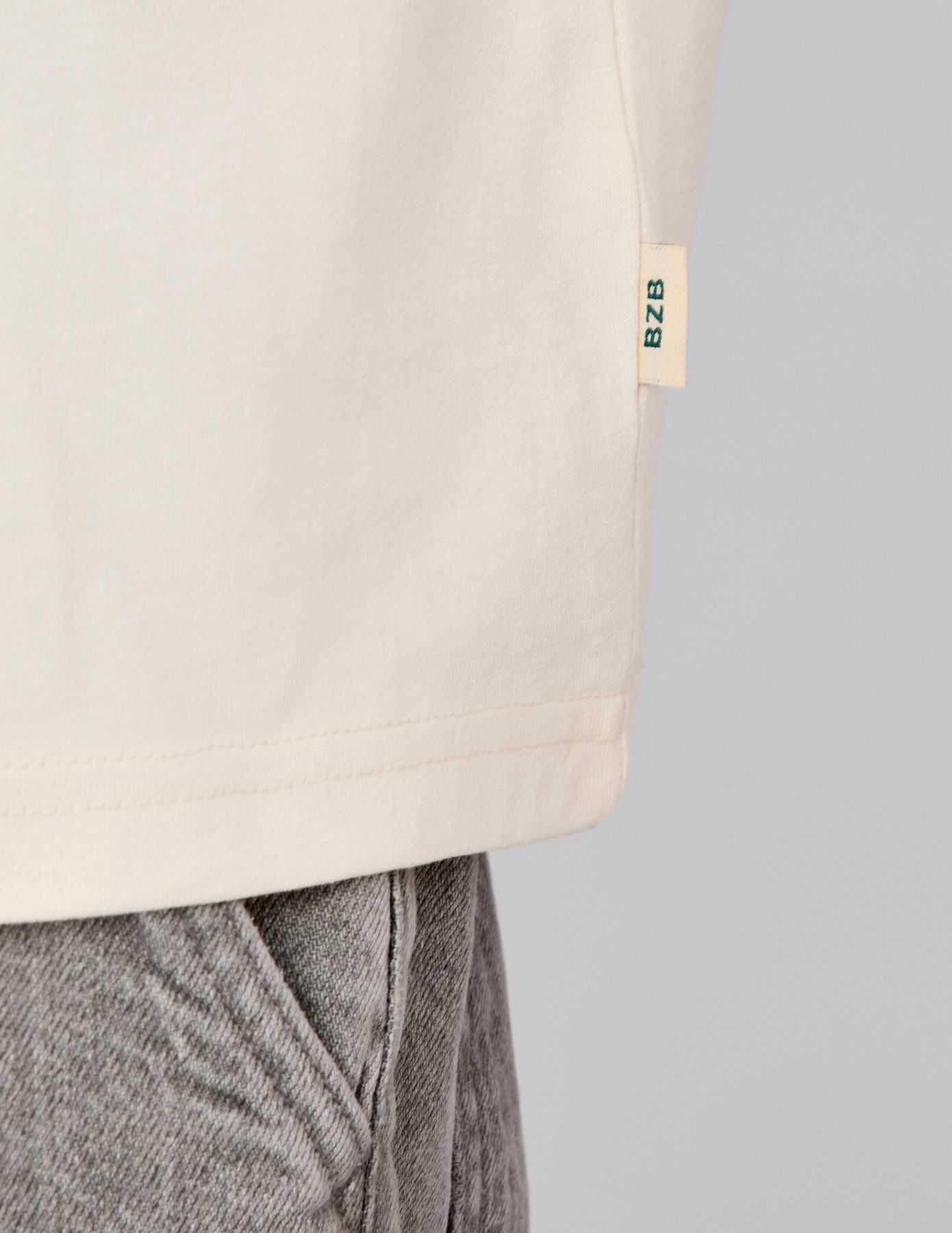 T-shirt broderie poitrine