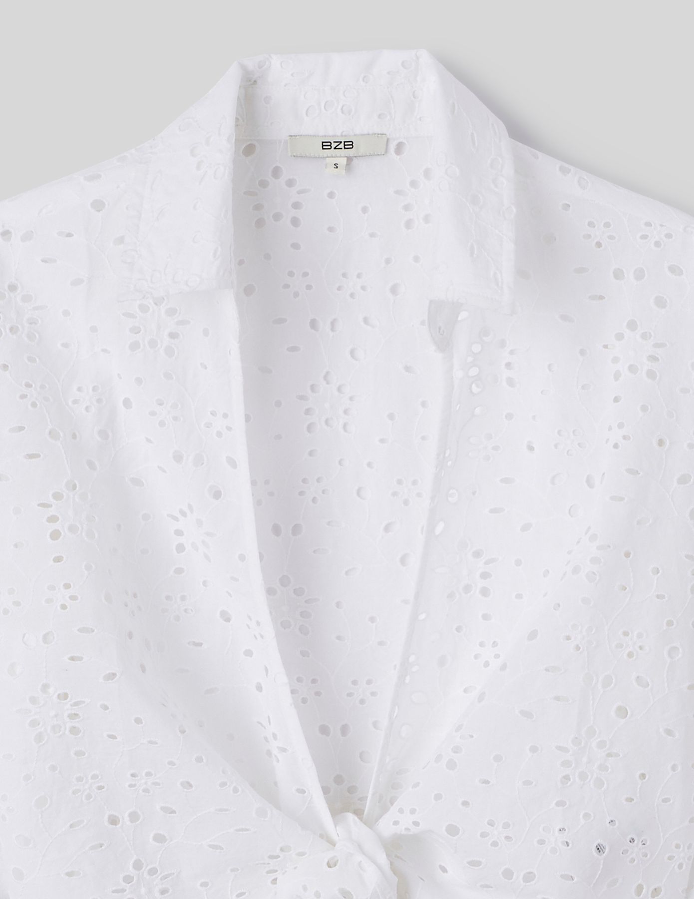 Chemise à nouer en broderie anglaise